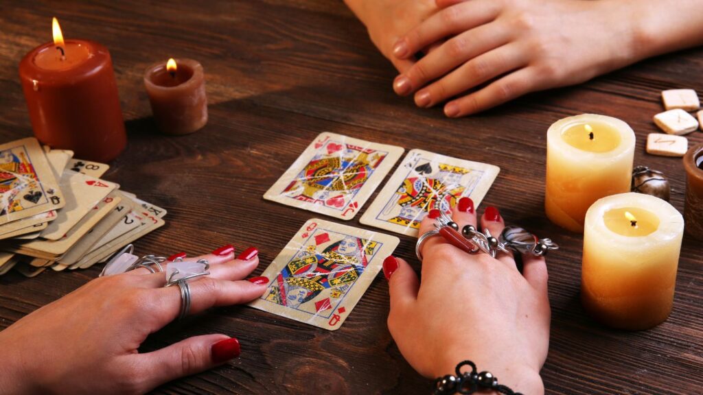 Como saber se fizeram macumba pro meu relacionamento : um médium fazendo um atendimento com cartas.