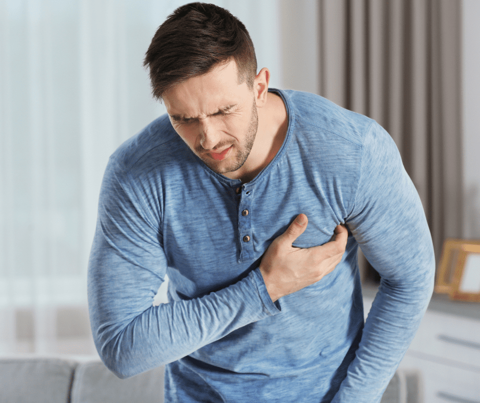 Homem com a mão no coração e expressão de dor