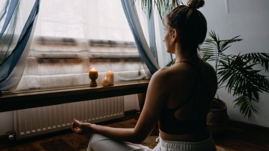 Ver o futuro: mulher fazendo meditação.