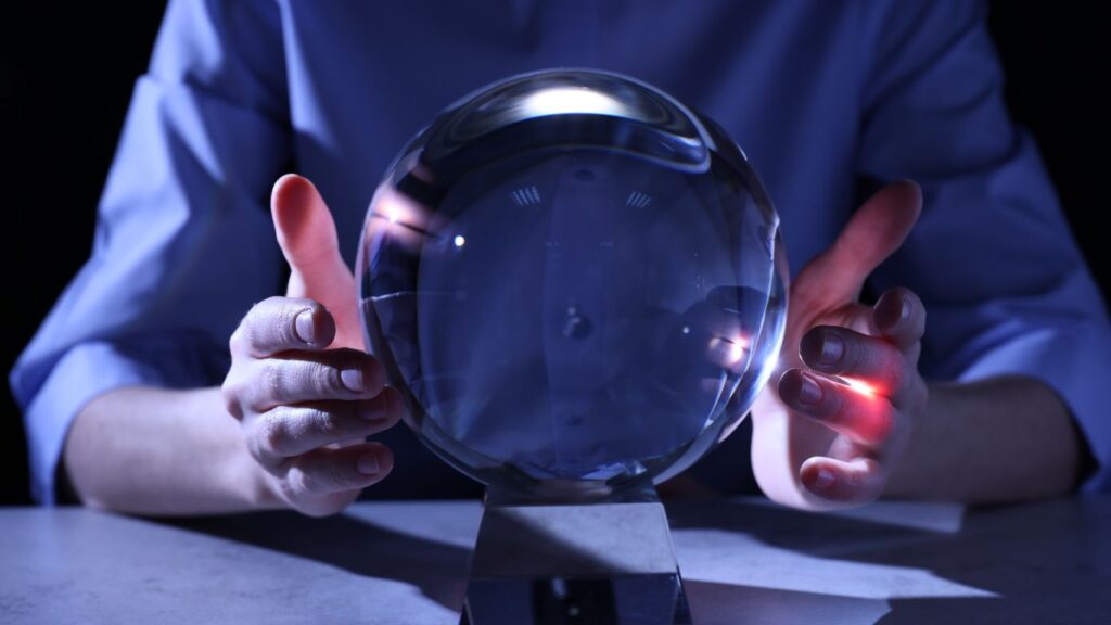 Ver o futuro: médium com bola de cristal.