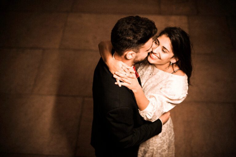 Amarração amorosa e consulta espiritual em Salvador: casal abraçados se olhando.