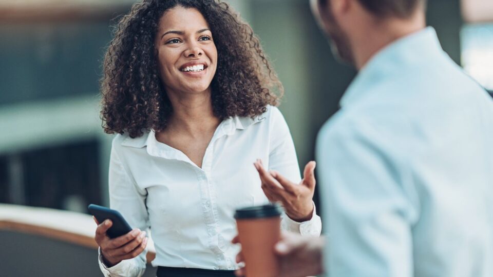 simpatia para ele fale comigo hoje: homem e mulher conversando amigavelmente.