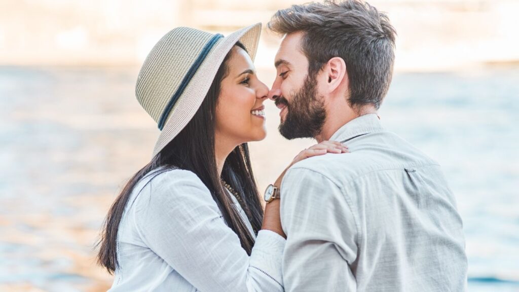 amarração amorosa e consulta espiritual em Belo Horizonte: casal de frente um para o outro com os rostos próximos insinuando um beijo.