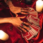Ver o futuro: profissional fazendo leitura de cartas.