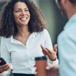 simpatia para ele fale comigo hoje: homem e mulher conversando amigavelmente.