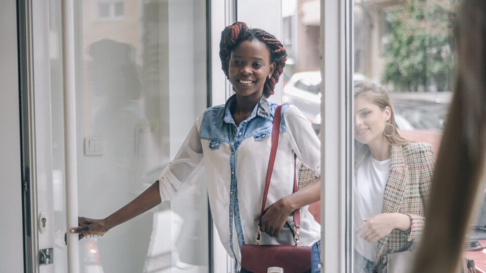 simpatias para atrair clientes: cliente entrando em loja.