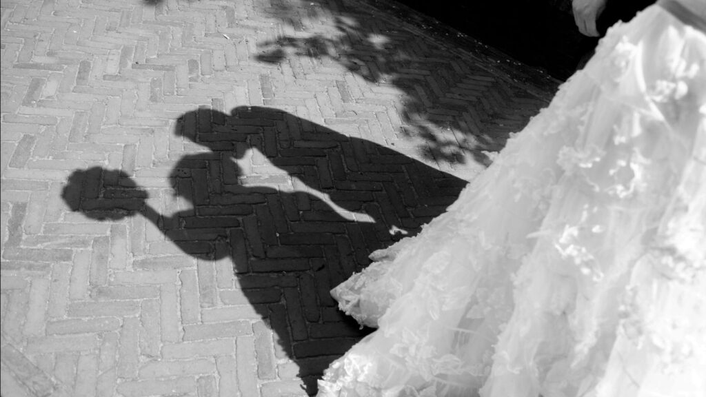 existe casamento no mundo espiritual: foto da sombra de um casal.