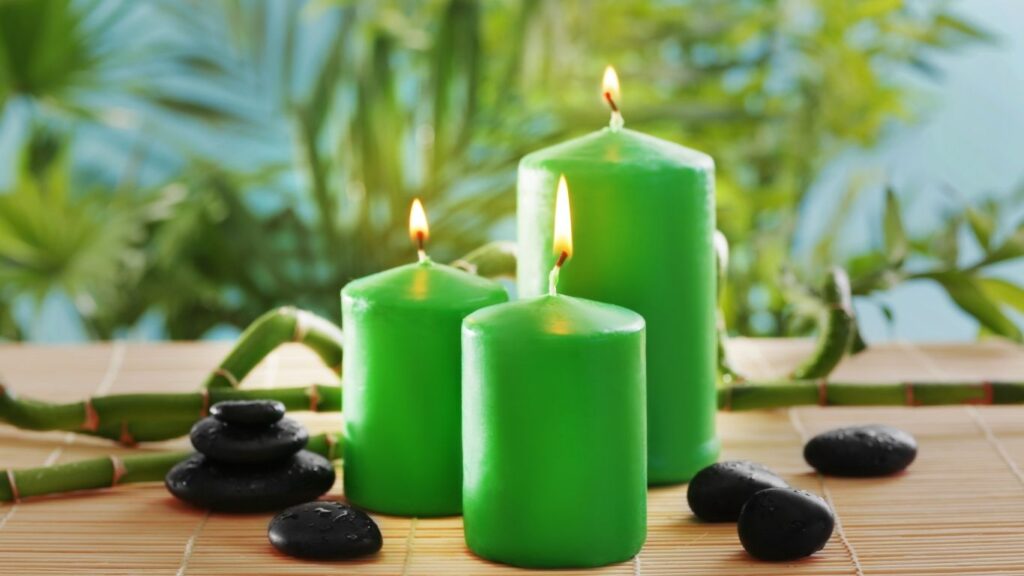 simpatias para atrair clientes: velas verdes acesas.