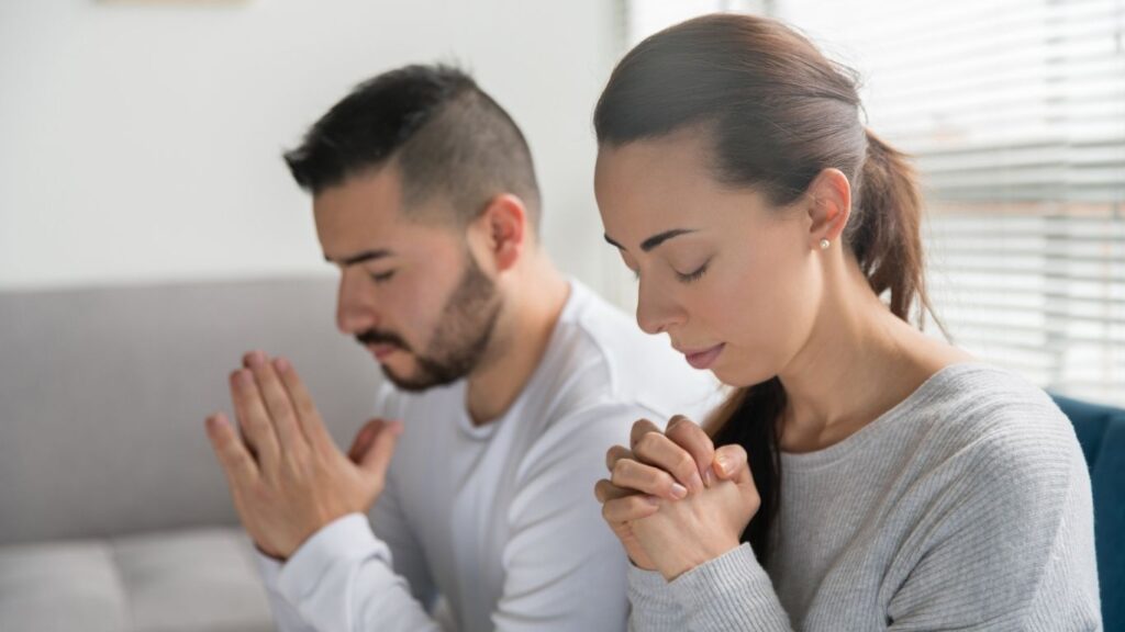 existe casamento no mundo espiritual: casal fazendo oração.