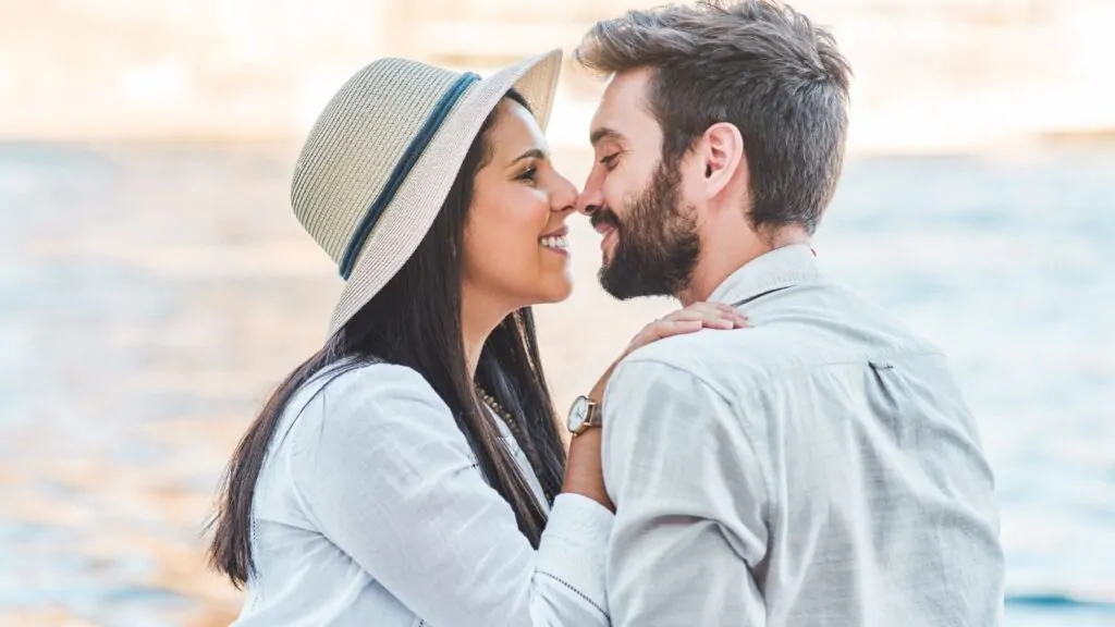 quais os sintomas de um adoçamento: casal de frente um para o outro com os rostos próximos insinuando um beijo.
