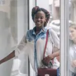simpatias para atrair clientes: cliente entrando em loja.