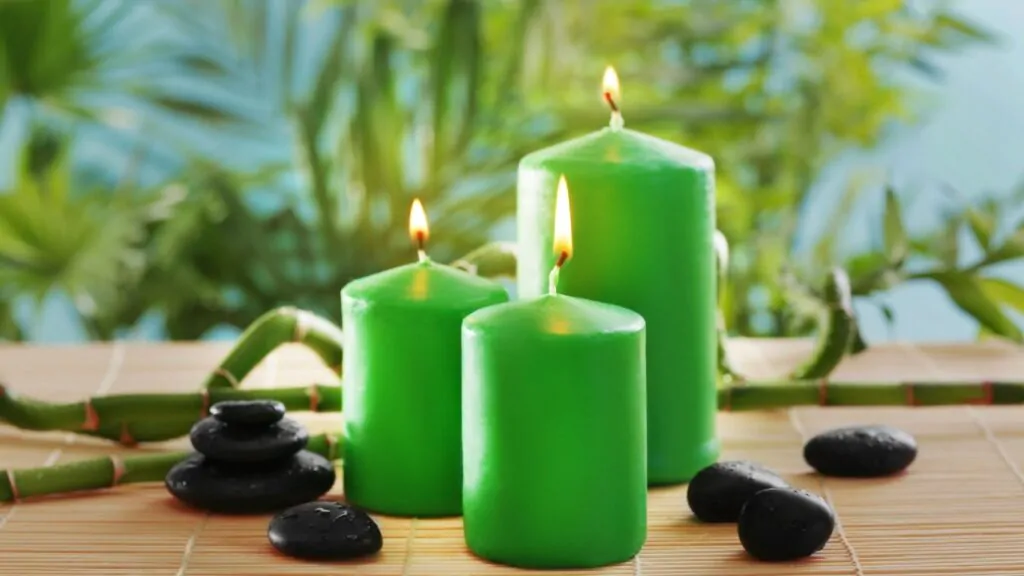 simpatias para atrair clientes: velas verdes acesas.